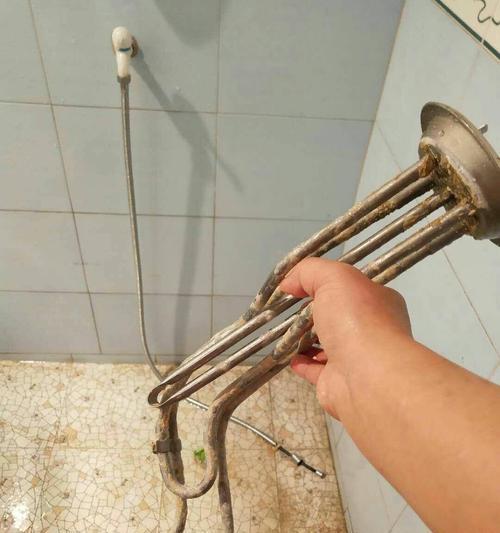 清洗水箱热水器水垢的有效方法（去除水垢）