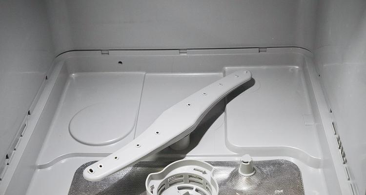 洗碗机清洗滤网的正确方法（轻松有效地清洁厨房洗碗机的滤网）