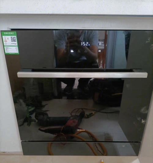 显示器后面接口拆卸方法（教你轻松拆卸显示器后面接口）