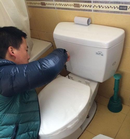 马桶水箱漏水修理指南（解决漏水问题的简易方法）