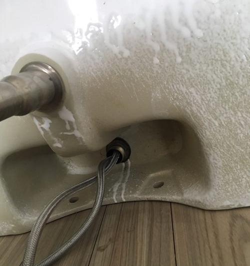 马桶水箱漏水修理指南（解决漏水问题的简易方法）