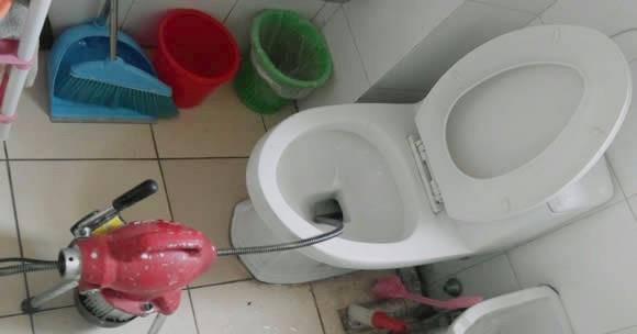 马桶异物卡住怎么快速疏通下水道（自己动手）