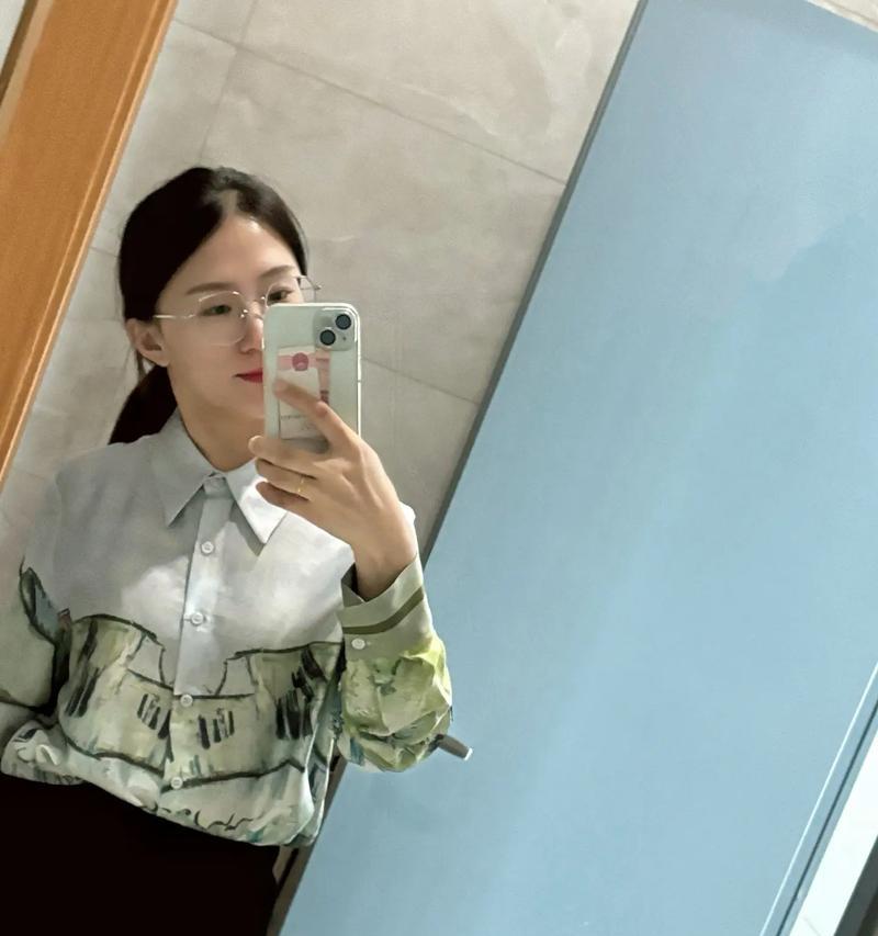 夹在手机上拍照片镜子怎么弄？如何自制手机拍摄辅助镜？