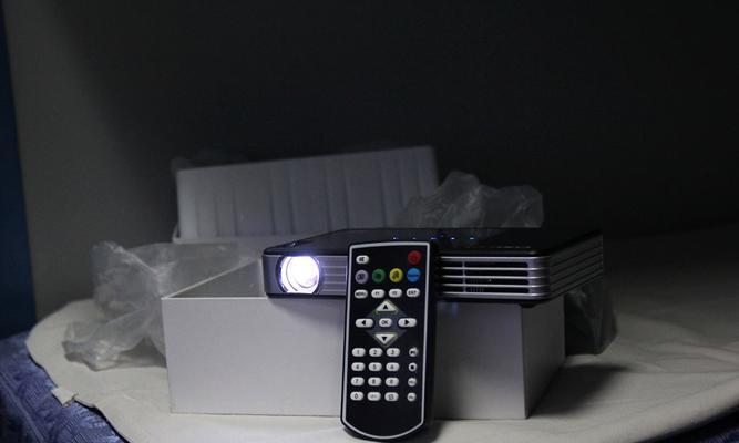 火车上的投影仪是什么设备？投影仪的工作原理是什么？