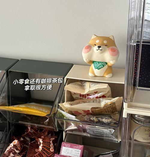 充电器收纳桌旁边应该放置哪些物品？