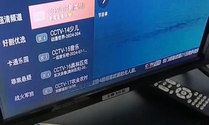 游戏机设置后如何同时玩游戏和看电视？