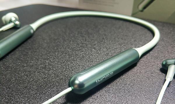 万魔蓝牙耳机脖挂的正确使用方法是什么？使用中应注意什么？