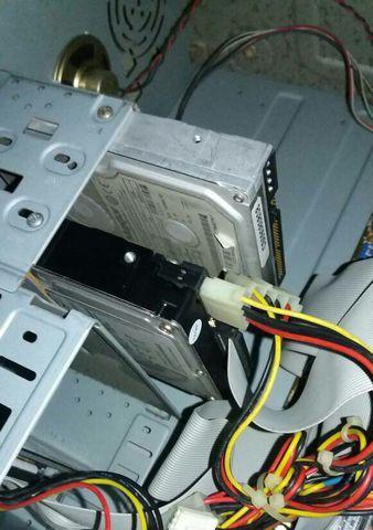 电脑插入硬盘后白屏原因是什么？如何解决？